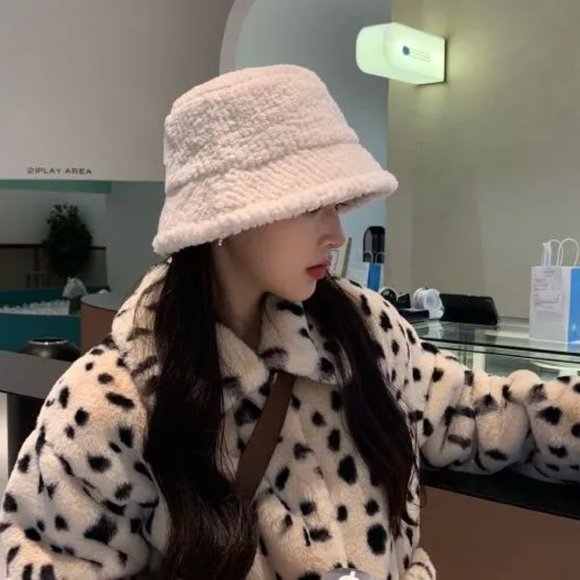 Fluffy Fleece Bucket Hat White - Picture 2 of 4